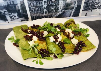 Domowe naleśniki ze szpinakiem, fetą i suszonymi pomidorami - BYFYJ DELIKATESY. Gotowe obiady.